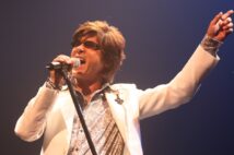 2006年のコンサートで『終わらない夜』を熱唱する西城さん