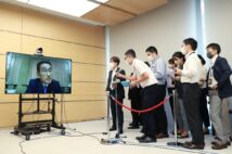 首相公邸からオンラインで記者団の取材に応じる岸田文雄首相(モニター画面)(時事通信フォト)