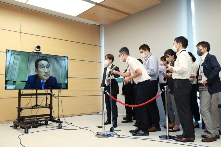 首相公邸からオンラインで記者団の取材に応じる岸田文雄首相（モニター画面）（時事通信フォト）