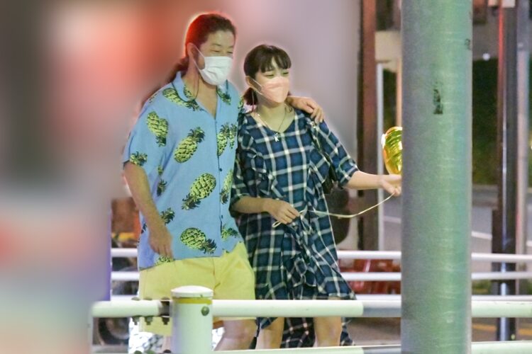肩を組んで歩く浅野忠信と中田クルミ（2022年8月）
