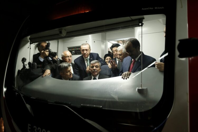 トルコのボスポラス海峡地下鉄用海底トンネル開通式典に出席する安倍晋三首相（右から３人目）（EPA＝時事）