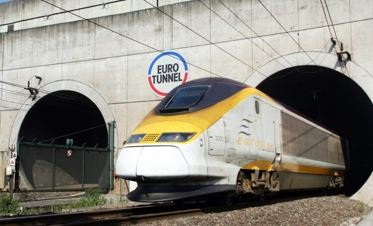 ユーロトンネルのフランス側の出口を出てパリに向かうユーロスター（AFP＝時事）