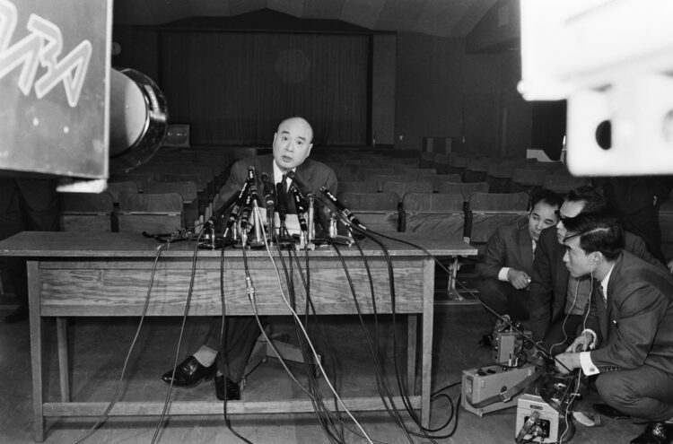 1964年池田の病状を発表する国立がんセンターの院長（時事通信フォト）