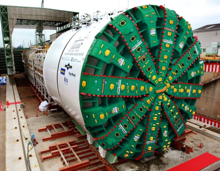 大阪府堺市の日立造船堺工場で製造されたトンネルを掘るための世界最大のシールドマシン。直径は17.45メートル。アメリカ・シアトルで道路の地下トンネル掘削に使用された（時事通信フォト）