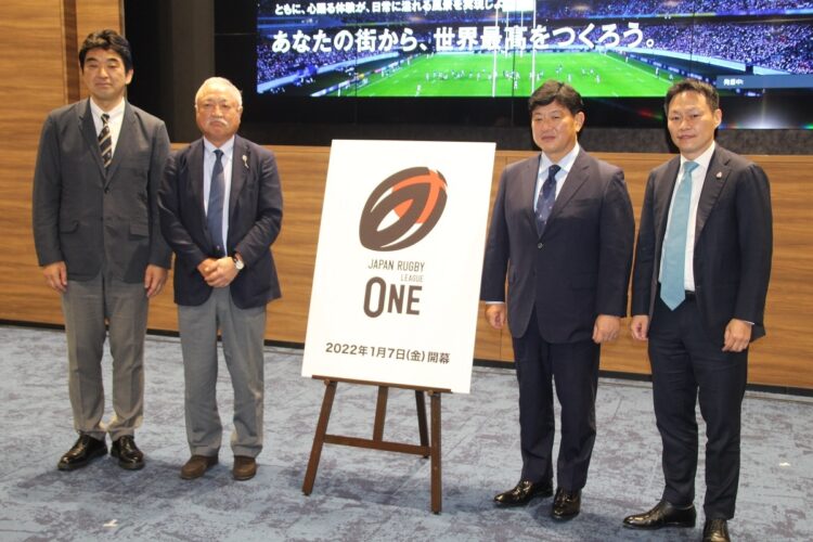 ラグビー国内新リーグ「ジャパンラグビーリーグワン」を発表する日本ラグビー協会の森重隆会長（左から2人目が森会長／時事通信フォト）