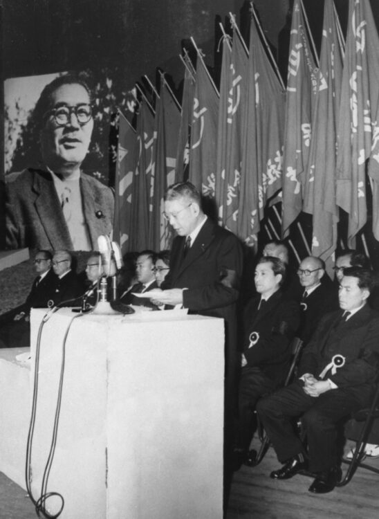 1960年浅沼委員長の社会党葬で弔辞を読む池田（写真／共同通信社）