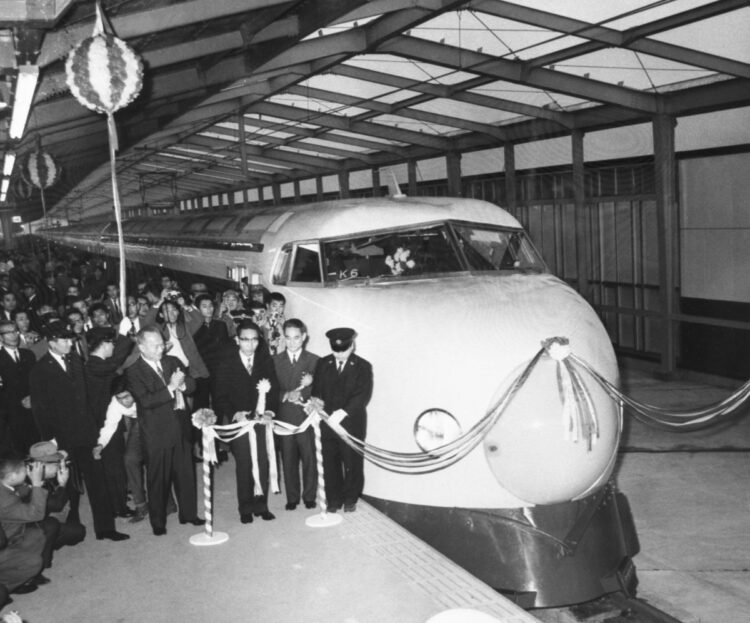 1964年新幹線「ひかり」の出発式（写真／共同通信社）