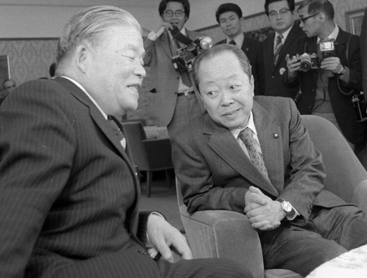 宏池会の大平正芳氏（左）と宮沢喜一氏（写真／共同通信社）