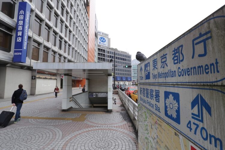新型コロナウイルス感染拡大による緊急事態宣言発令に伴い新宿駅周辺も閑散。2020年4月（時事通信フォト）