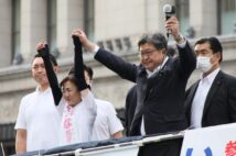 街頭演説に立つ生稲晃子参院議員(左)。参院選の公示前の6月に萩生田光一政調会長(右)とともに、「世界平和統一家庭連合(旧統一教会)」の関連施設を訪問した(時事通信フォト)