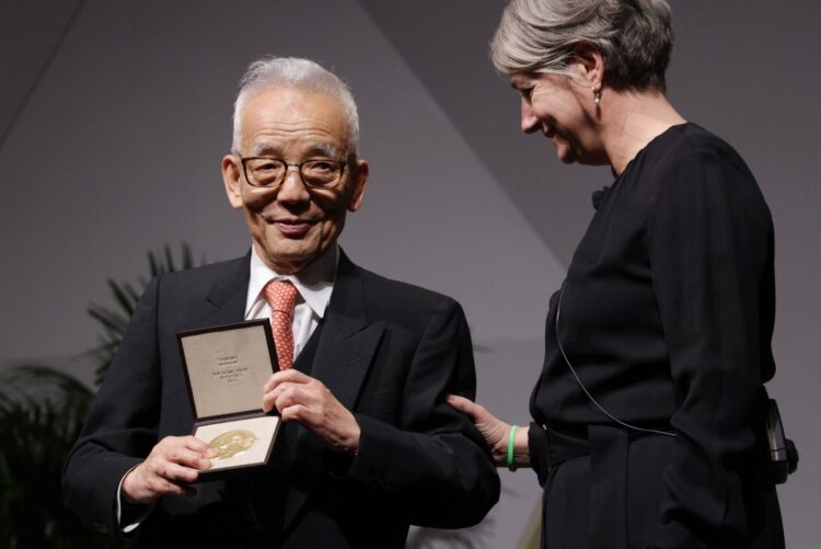 近年は、日本人ノーベル賞受賞者たちから日本の研究への不安が何度も語られている。2021年にノーベル物理学賞を受賞した真鍋淑郎さん（左、AFP＝時事）