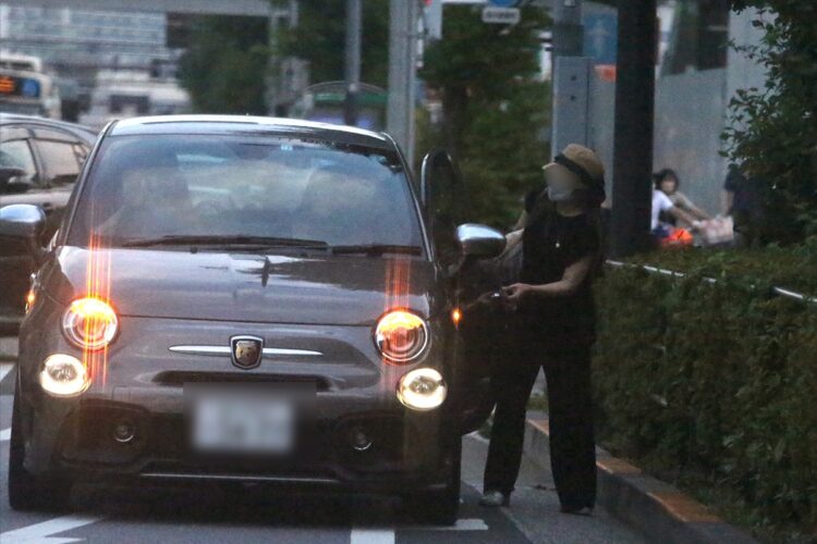 7月中旬、女性を迎えにきた芝翫