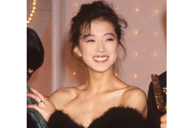 1987年、日本武道館で行われた日本歌謡大賞授賞式に登場した中森明菜