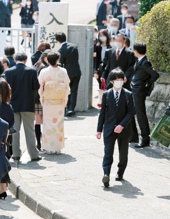 入学式の際、門を出られるご様子