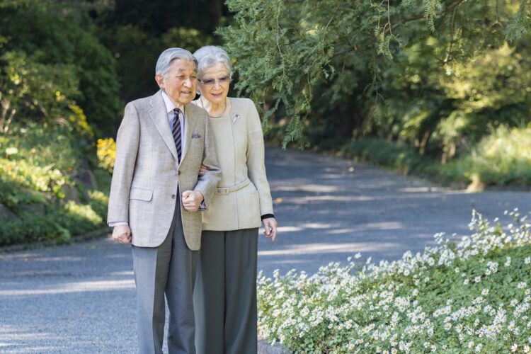 互いの健康を気遣う上皇ご夫妻（2019年10月、東京・千代田区。写真／宮内庁提供）