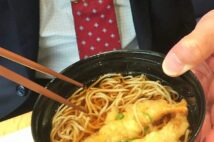 立ち食いそば屋「10円の値上げ」で常連客が消える 日本の貧困化で年金生活者の苦境