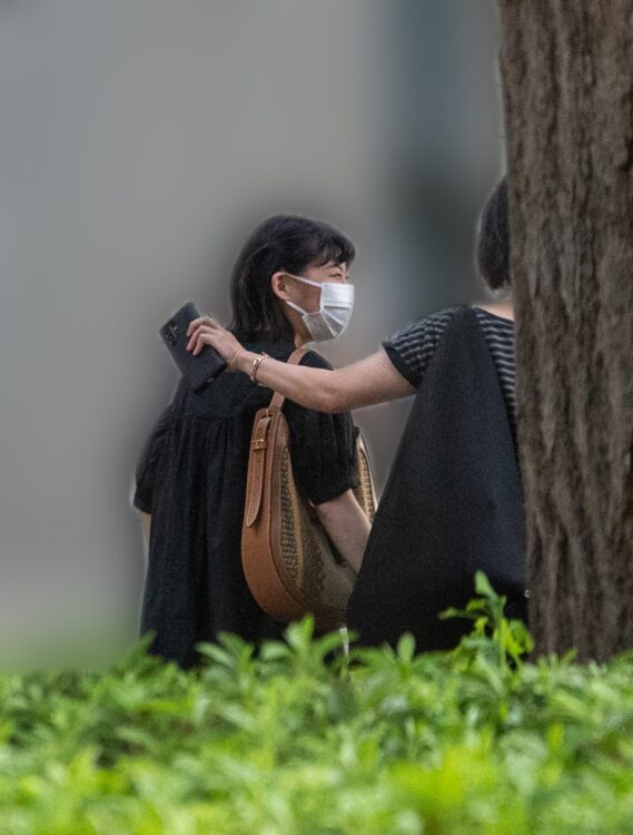 友人女性と歩く伊藤沙莉