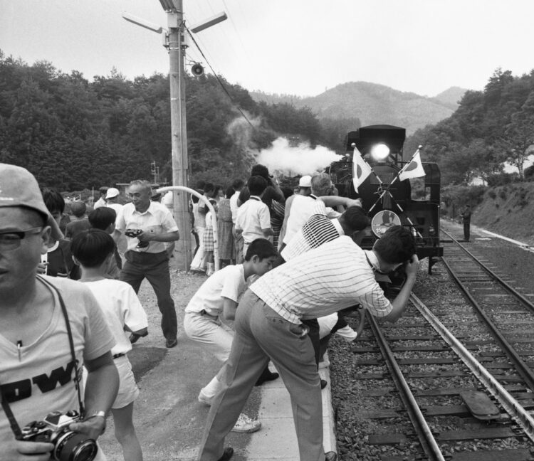 1979年、復活運行したSL「やまぐち号」をカメラ片手に撮りまくる鉄道ファン（時事通信フォト）
