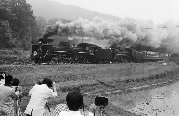 仁保峠の急こう配をC57とC58の蒸気機関車が重連走行する様子をカメラでおさめようと鉄道ファンが集まった。1980年（時事通信フォト）