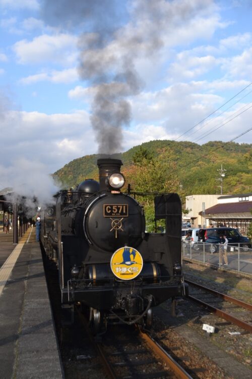 JR山口線津和野駅に停車中のSLやまぐち号。現在は修理中で代わりにDL(ディーゼル機関車)による運転が行われている（時事通信フォト）