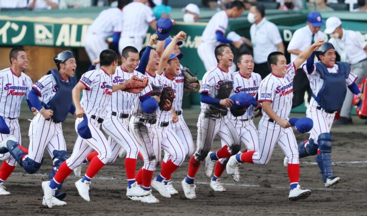 2022夏の甲子園、大阪桐蔭に勝利し、応援席に向かって駆け出す下関国際ナイン。地元・山口県出身の選手がほとんどいないことでも話題だった（時事通信フォト）