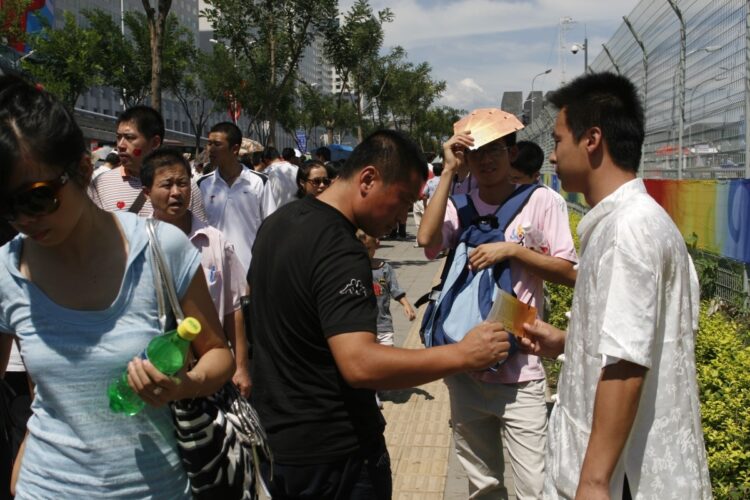 2008年北京五輪。公然と販売しているダフ屋（時事通信フォト）