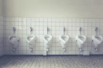 男子トイレの清掃も女性清掃員が担当することが多い（イメージ）