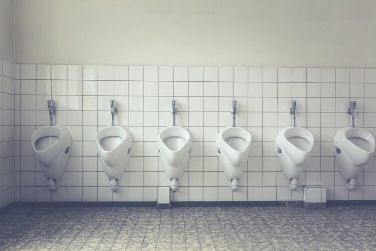 男子トイレの清掃も女性清掃員が担当することが多い（イメージ）