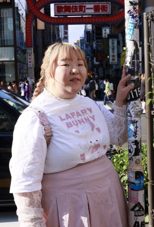 歌舞伎町に集まる若者について語るあおいさん