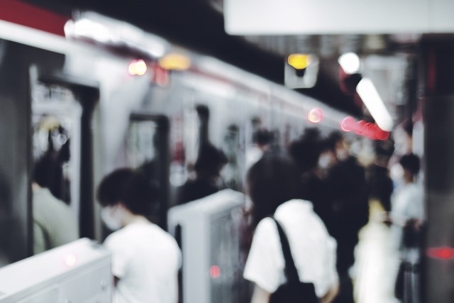 普通に通勤しているだけで、なぜ怯えなくてはいけないのか(イメージ)