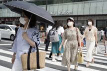 猛暑の屋外でも日本のマスク着用率は100％に近い（時事通信フォト）