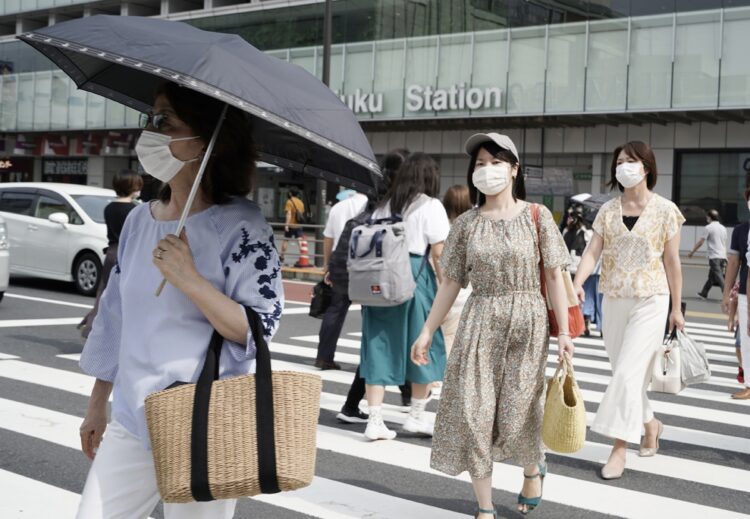 猛暑の屋外でも日本のマスク着用率は100％に近い（時事通信フォト）