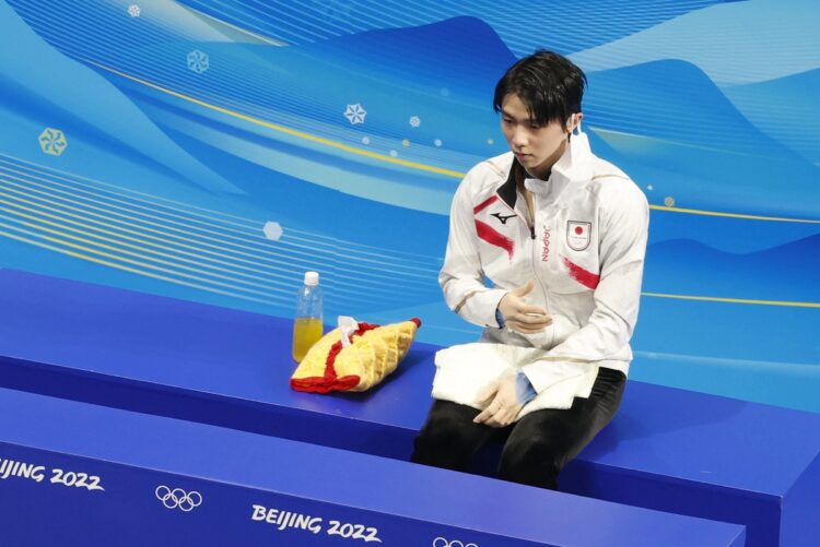 北京五輪で演技後にキスアンドクライで採点を待つ羽生（写真／共同通信社）