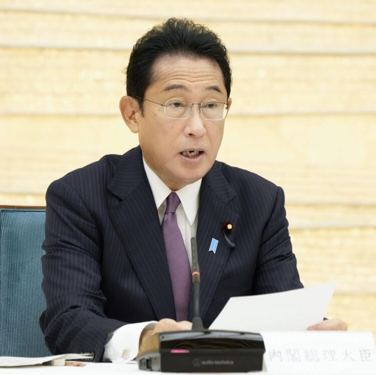 新型コロナウイルス感染症対策本部の会合に出席した岸田文雄首相（共同通信社）