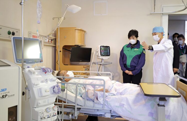 高齢者向けの臨時医療施設を視察する小池百合子東京都知事（共同通信社）