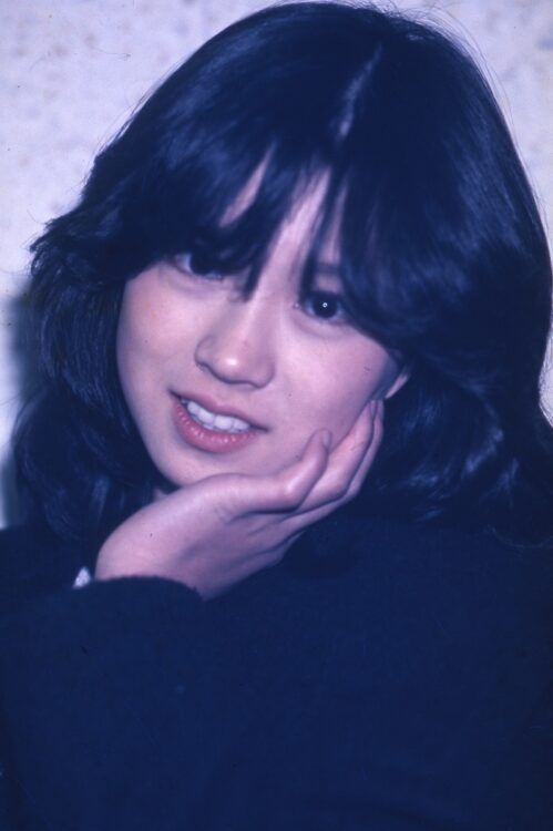 1982年、デビュー当時の明菜。つっぱったイメージとは違ったあどけない笑顔