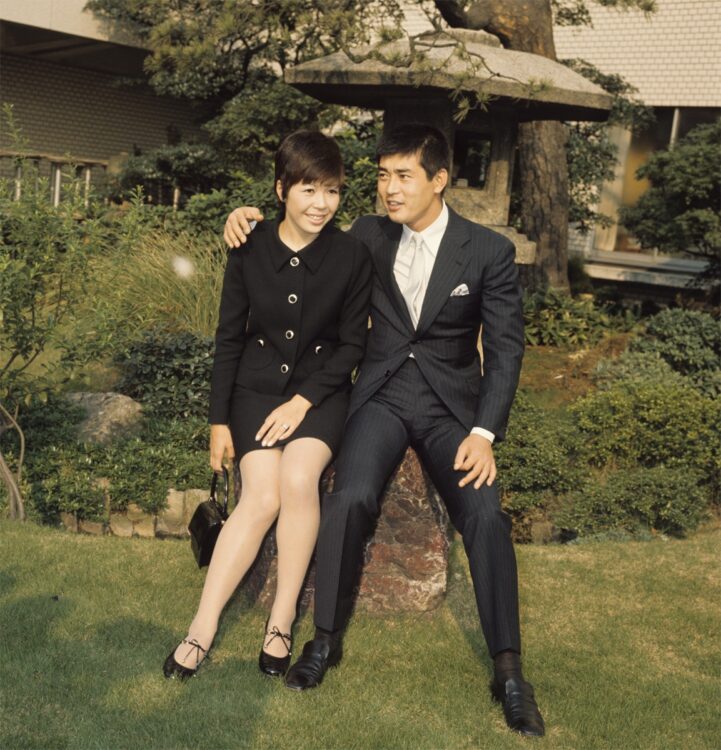1971年の結婚当時の渡さん（右）と俊子さん