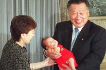 2000年、橋本氏がつれてきた三女、せいかちゃん（生後1ヵ月）を抱く森元首相（写真／時事通信デジタル）