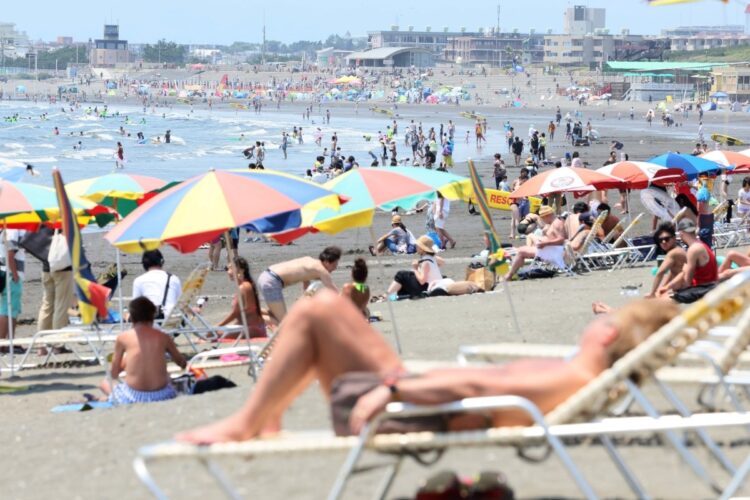 各地で猛暑日が相次ぐ中、多くの海水浴客が訪れた湘南海岸。2022年7月（時事通信フォト）