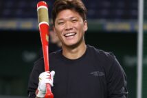 阿部氏とキャンプに坂本勇人（時事通信フォト）