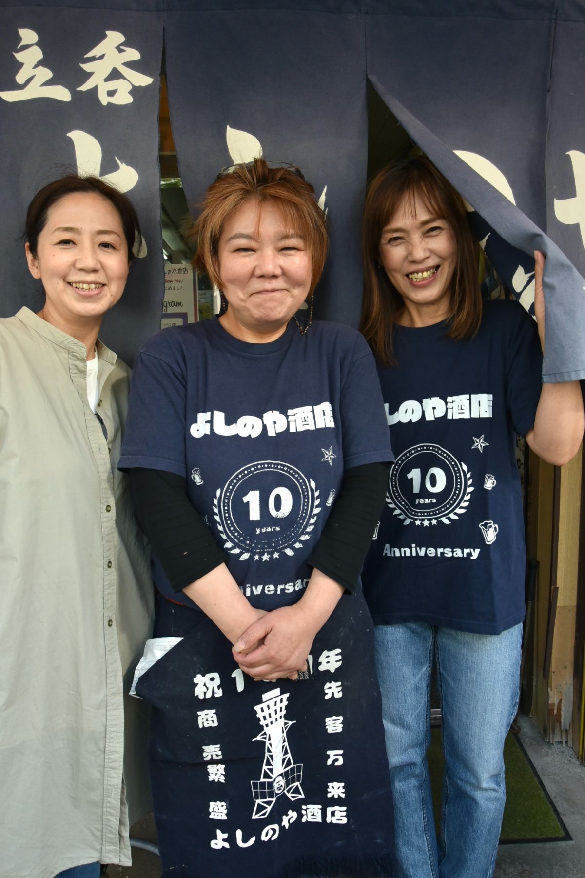 左から三女の北地(きたじ)典子さん、店主の堀内智子さん、従業員の高居一恵さん