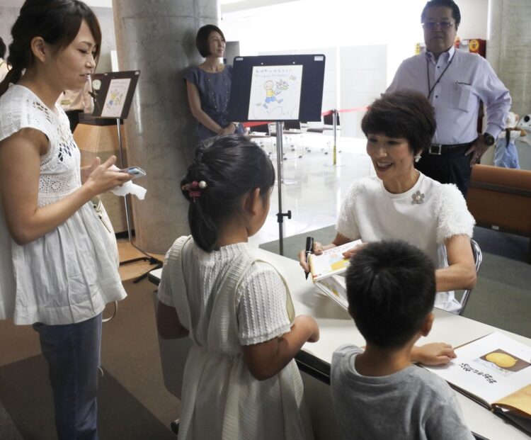 絵本の魅力を伝えるため、公演を行っている中井貴恵（共同通信社）