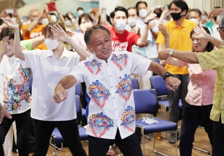 当選した玉城氏（時事通信フォト）