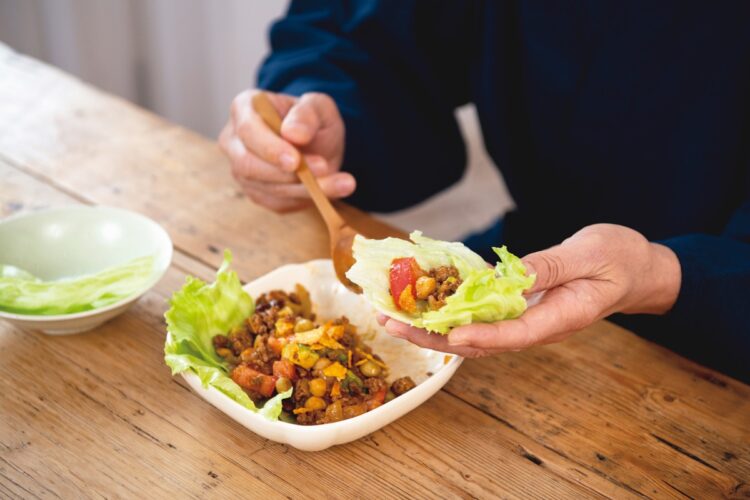 食べやすくちぎったレタスで具材を包んで食べる