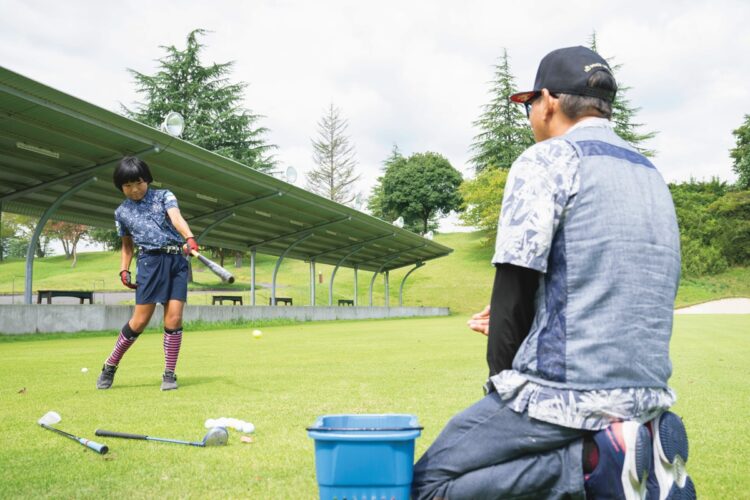 バットの芯で小さなゴルフボールを打つことで集中力を高め、体の正面で捕らえる練習にもなる