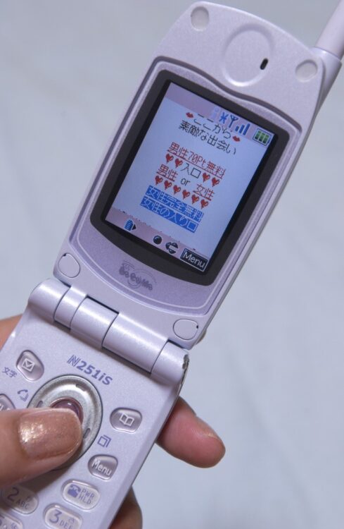 2000年代、携帯電話でアクセスした「出会い系」サイト（時事通信フォト）