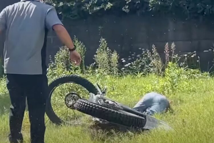 バイクが横転し、ゆたぼんも振り落とされた