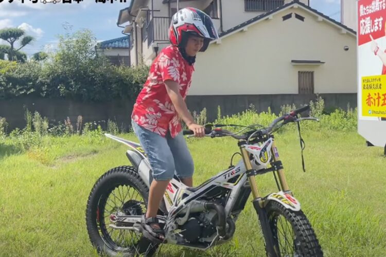 片手でバイクにまたがるゆたぼん