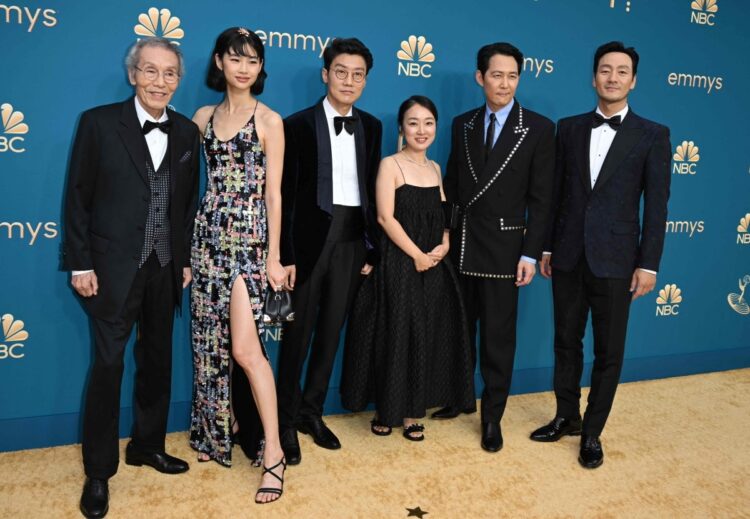 米エミー賞授賞式での韓国ドラマ『イカゲーム』のファン・ドンヒョク監督（左から3人目）と俳優たち。監督賞など6つの賞を受賞し非英語作品のテレビシリーズでは初の主要賞受賞（AFP＝時事）
