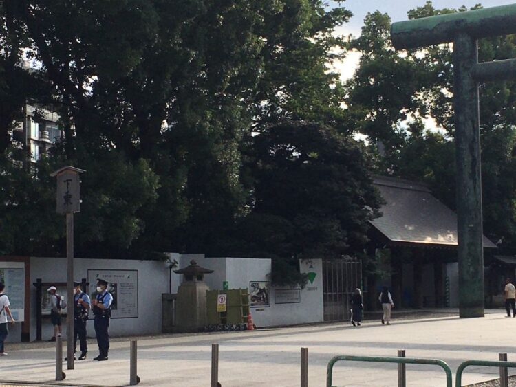靖国神社前には2人の警官が通行人をチェック